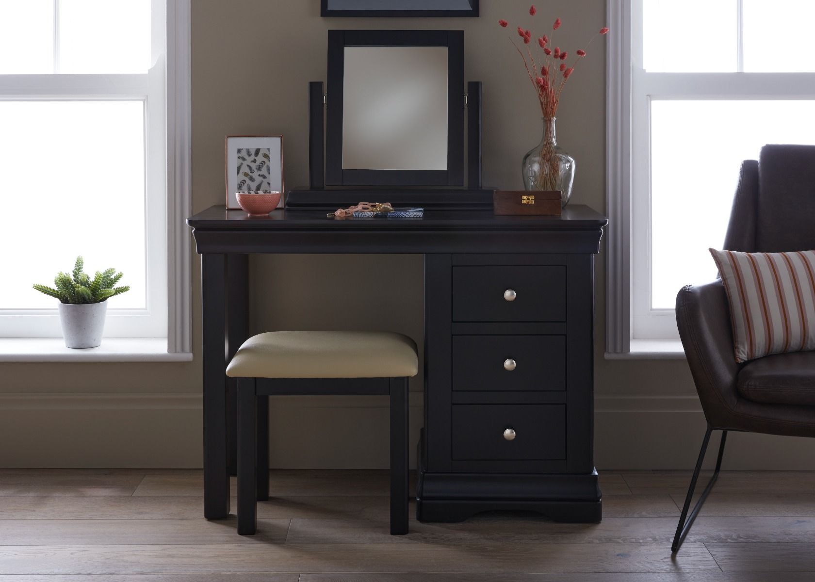 black toulouse dressing table